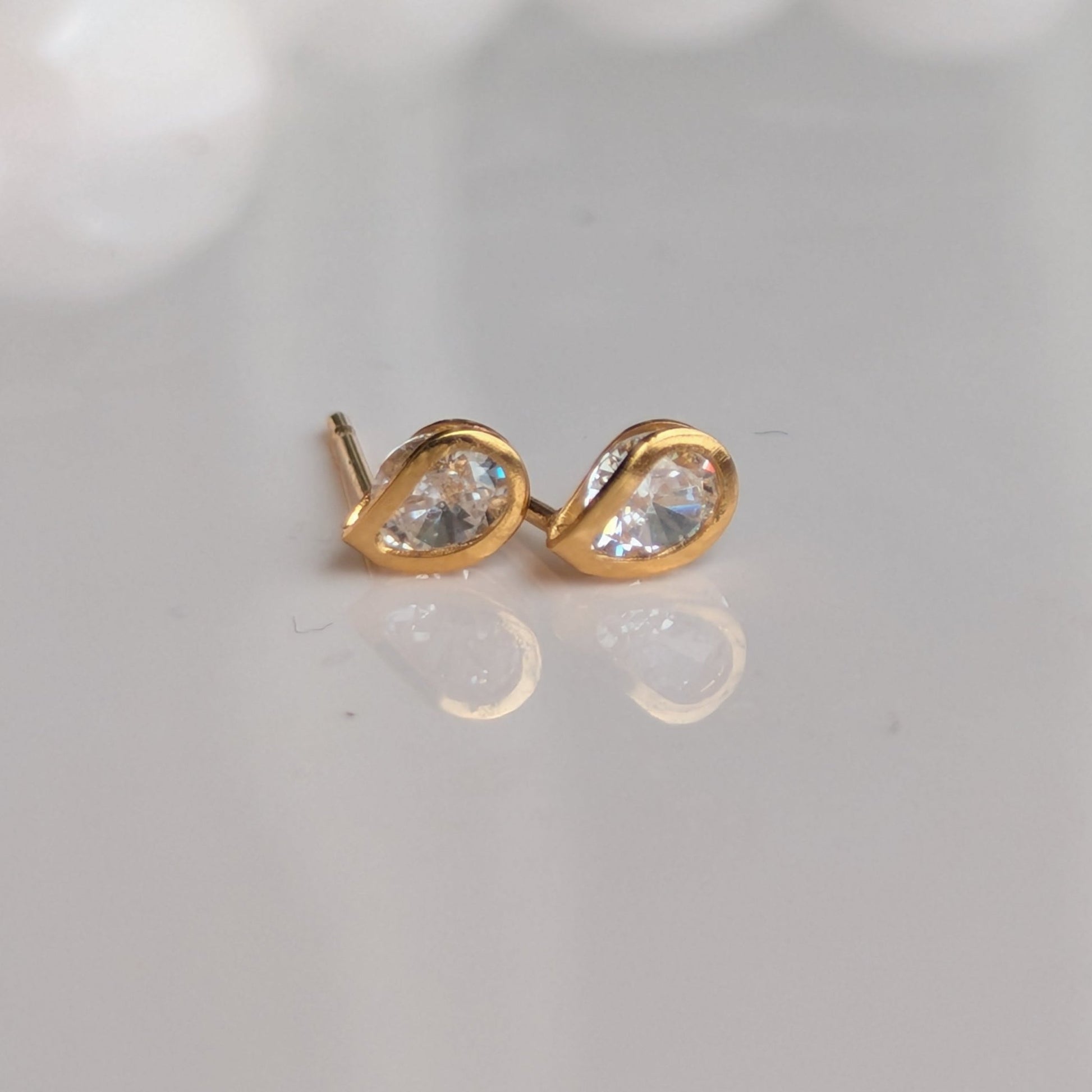 Golden Teardrop Solitaire Stud Earrings – Minimal Crystal Sparkle - minimae - 