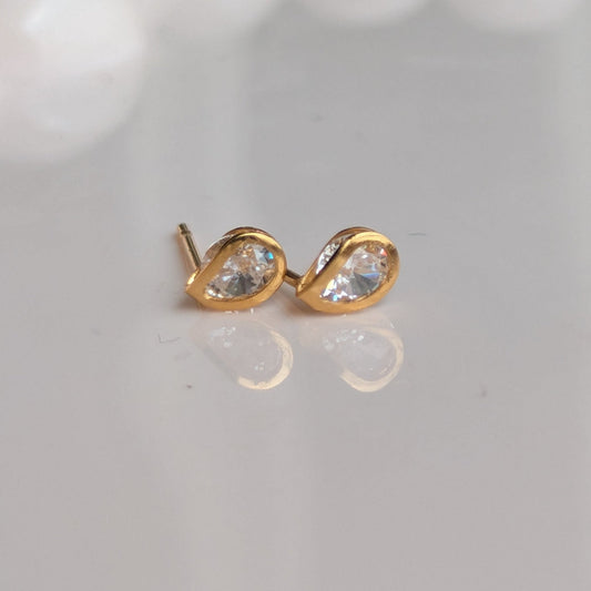 Golden Teardrop Solitaire Stud Earrings – Minimal Crystal Sparkle - minimae - 